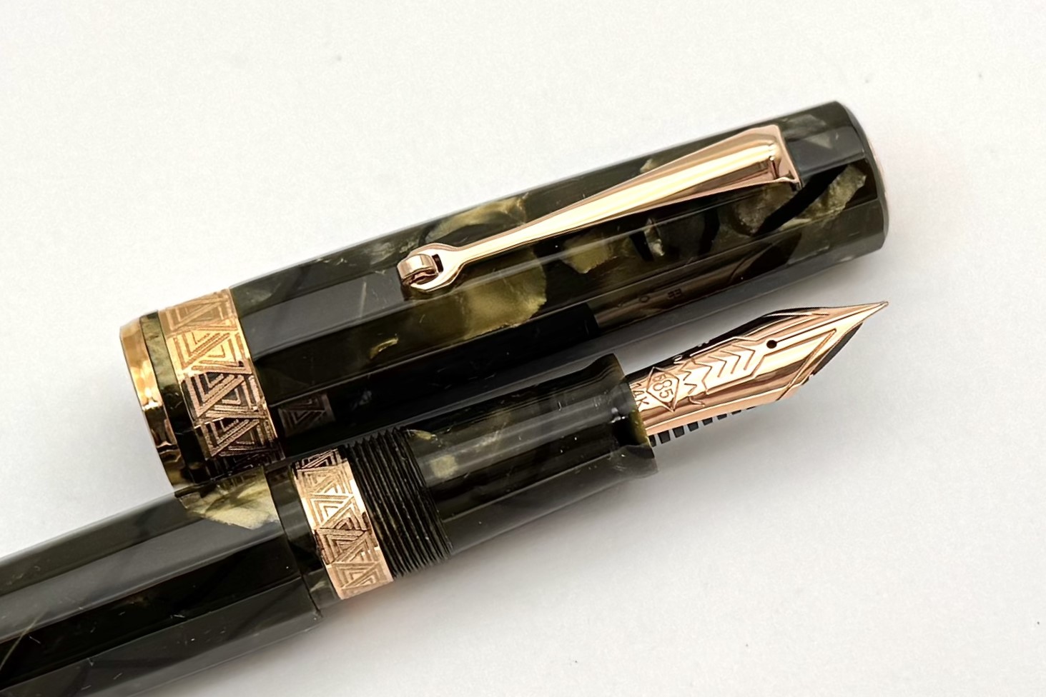 OMASParagonFountainPeninSaftGreenwithRoseGoldTrim_F